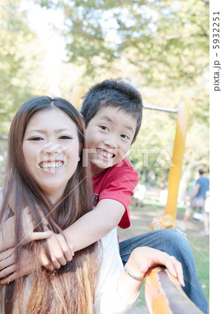 笑顔の男の子と若いママ 5932251