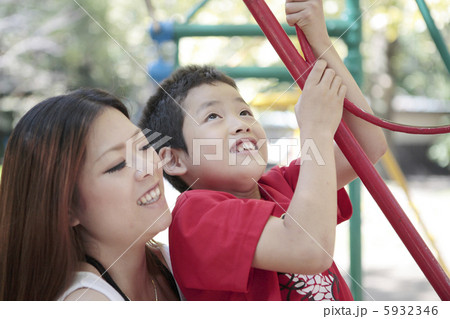 よじ登ろうと試みる子供と母親 5932346