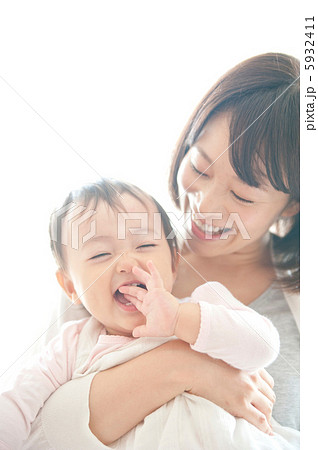 子供部屋で遊ぶ親子 5932411