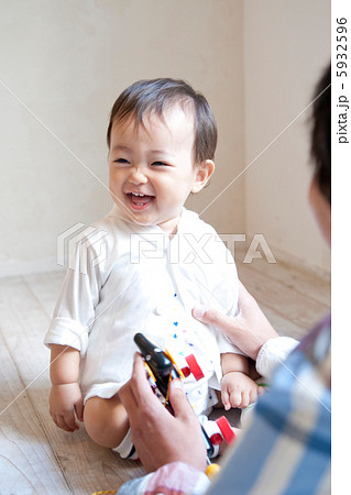 リビングで遊ぶ親子 5932596
