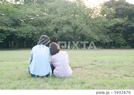 公園のカップルポートレートの写真素材