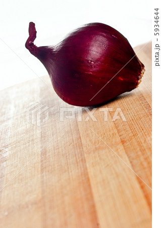 whole red onion on chopping board whole red onion on chopping board 5934644