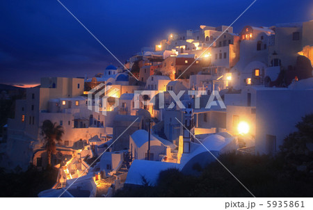 サントリーニ島　イアの街並みの夜景 5935861