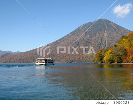 紅葉の中禅寺湖 5936523