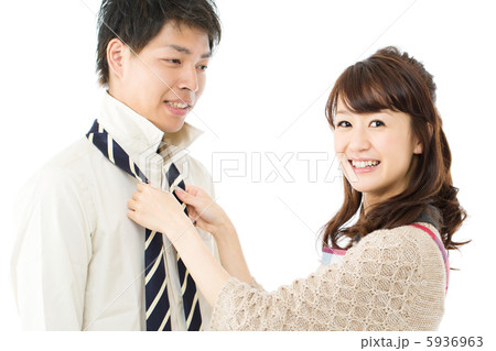 朝の身支度する夫婦 朝の身支度する夫婦 5936963