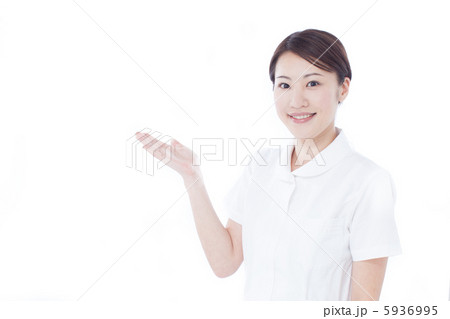 案内する女性看護師 案内する女性看護師 5936995