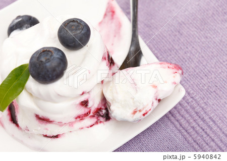ice cream with blueberries 5940842