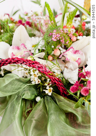 flowers in the basket 5944505