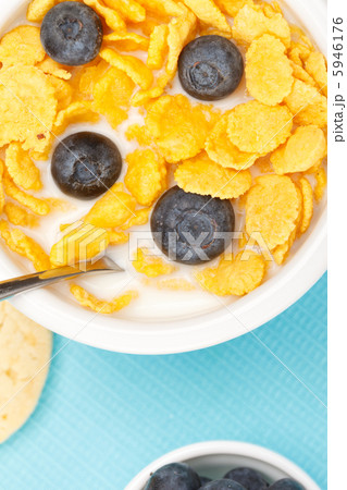 bowl of cornflakes with milk and blueberries 5946176