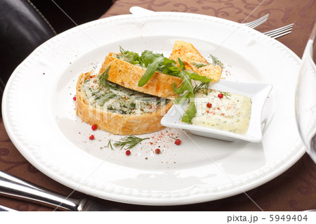 fish pie with sauce and potato chips 5949404