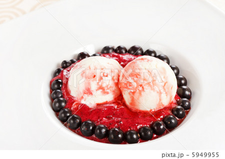 Ice cream with fresh berries 5949955