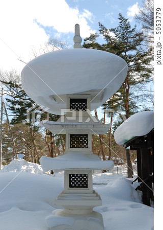 灯篭と雪 5953779