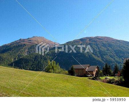 小屋：青空と大自然：スイスの風景（欧州） 5953950