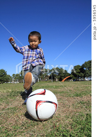 サッカーボールを蹴る幼児の写真素材