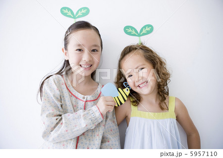 頭から緑の双葉が生えた女の子二人 5957110