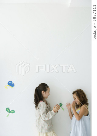 仲良く遊ぶ幼い姉妹 5957111