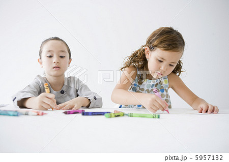 クレヨンで絵を描く女の子二人 クレヨンで絵を描く女の子二人 5957132