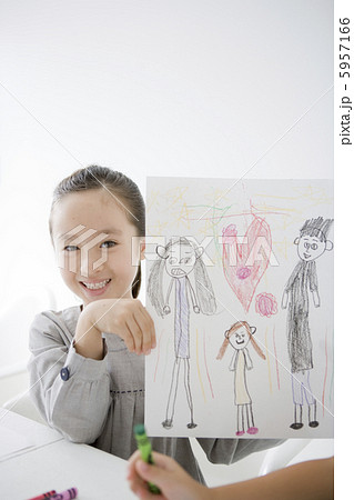 スケッチブックに描いた絵を見せる女の子 スケッチブックに描いた絵を見せる女の子 5957166