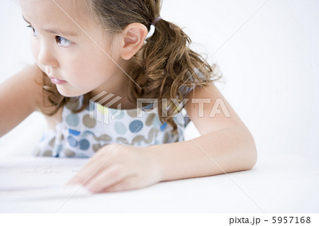 机に向かい考える女の子の表情 5957168