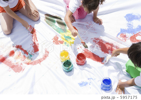 ペンキで絵を描く子供三人 ペンキで絵を描く子供三人 5957175