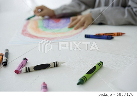 クレヨンで絵を描く子供の手元 クレヨンで絵を描く子供の手元 5957176