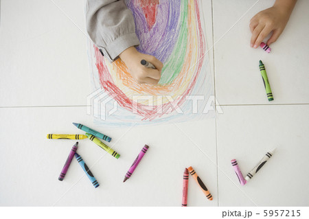 クレヨンで絵を描く子供の手元 5957215