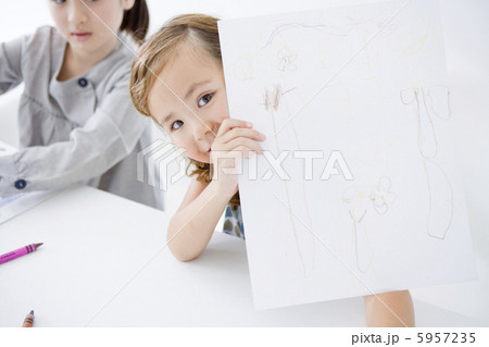 スケッチブックに描いた絵を見せる女の子 スケッチブックに描いた絵を見せる女の子 5957235