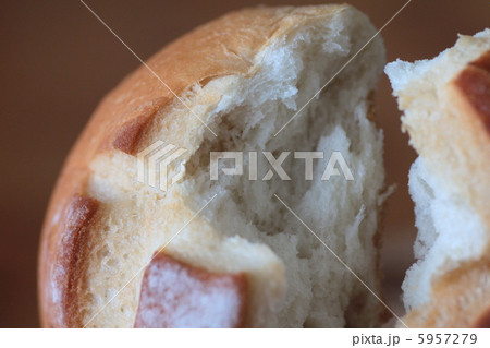 グルテンフリーの米粉のパンの断面 ヘルシーテーブルパン グルテンフリーの米粉のパンの断面 ヘルシーテーブルパン 5957279