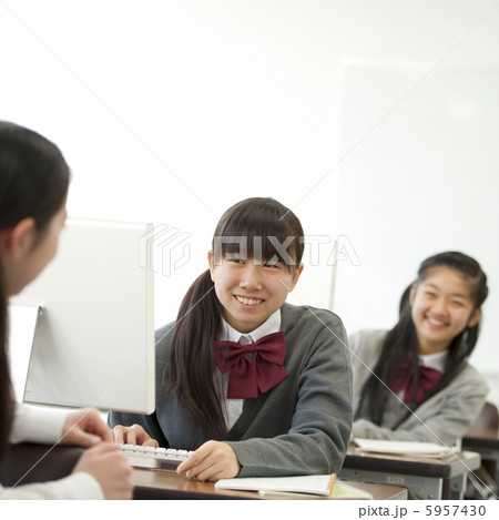 パソコンルームで談笑をする中学生 5957430