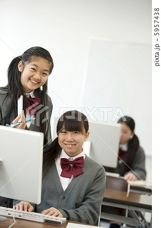 パソコンの周りで微笑む中学生 5957438