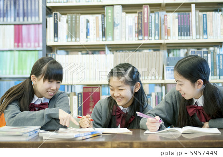 図書館で勉強をする中学生 5957449