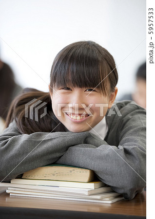 教室で微笑む中学生 5957533
