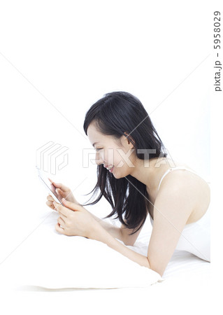 タブレットPCを使う女性 5958029