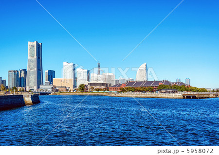 横浜みなとみらい全景(大さん橋付近海上より) 5958072
