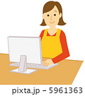 パソコンをする主婦 5961363