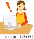 パソコンをする主婦 5961364