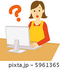 パソコンをする主婦 5961365