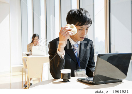 カフェで休憩中に仕事をするビジネスマン 5961921
