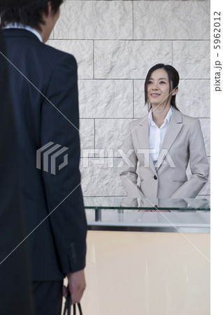 オフィスビルの受付をする女性 オフィスビルの受付をする女性 5962012
