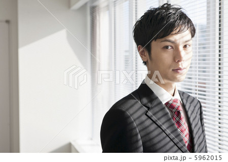 窓際に立つビジネスマン 窓際に立つビジネスマン 5962015