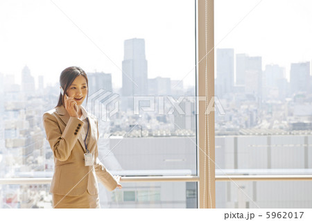 ビルの高層階で電話する女性ビジネスマン ビルの高層階で電話する女性ビジネスマン 5962017