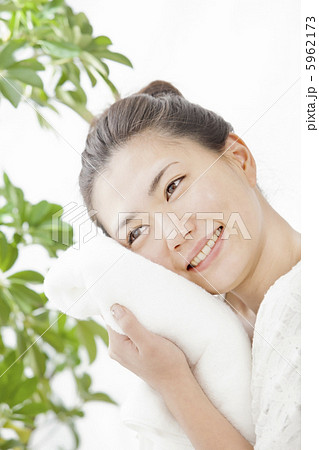 タオルで顔を拭いている女性 5962173