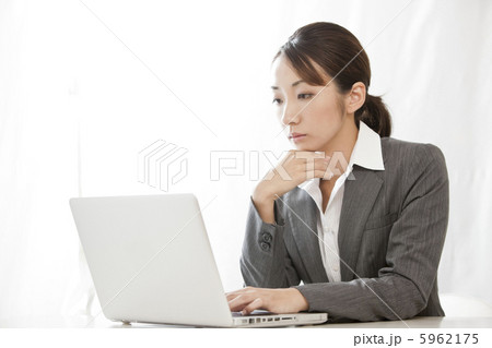 ノートパソコンで仕事をしている女性 5962175