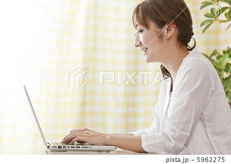 ノートパソコンでインターネットをしている女性 5962275
