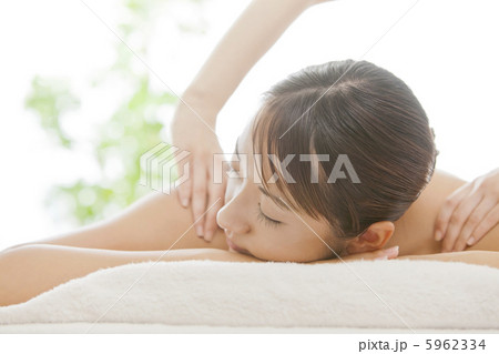 肩をマッサージされる若い女性 5962334