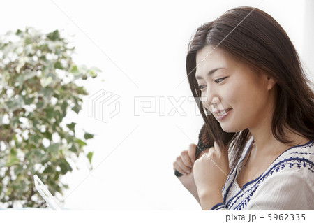ブラシで髪の毛をとかす女性 5962335