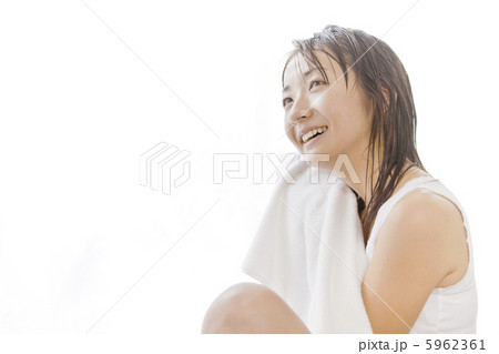 タオルで髪を拭く女性 5962361