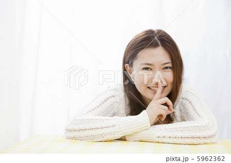口に指をあてている女性 5962362