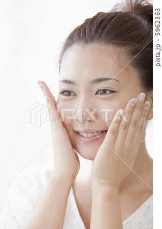 フェイスマッサージをしている女性 5962363