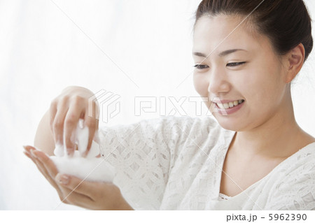 洗顔料の泡を手にした女性 5962390